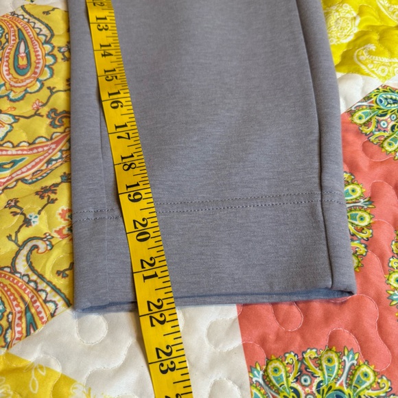 The North Face Woman’s cropped drawstring sweat pants - Picture 6 of 9